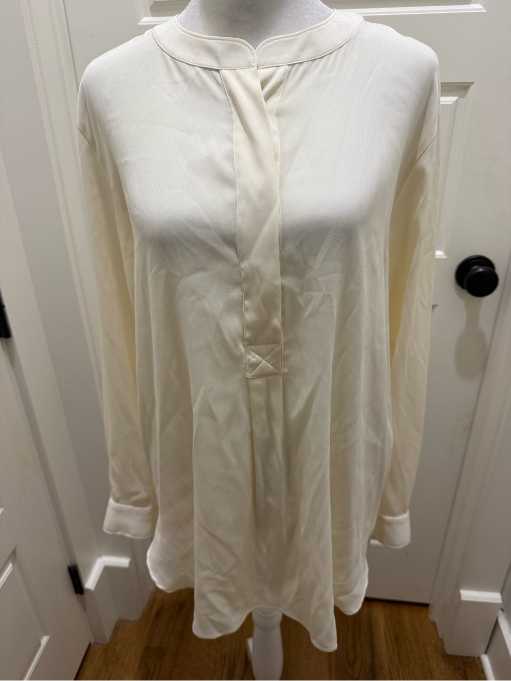 Amina Rubinacci. Silk Stretch Tunic Blouse. Ivory. Size Large.